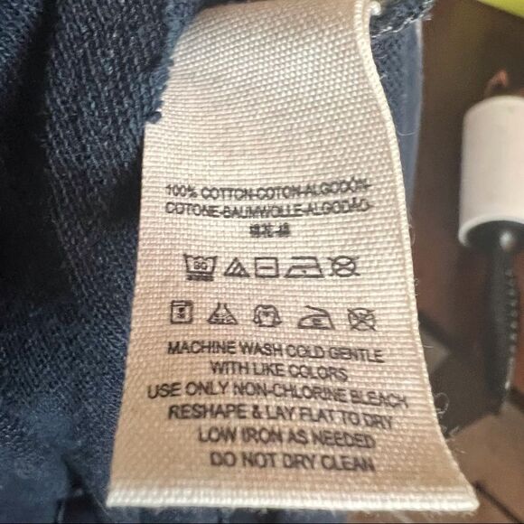 We the Free, Free People Navy Blue Button‎ Down XS but runs big.  Soft cotton. - Picture 3 of 6